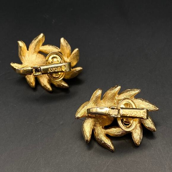Vintage AVON Faux Pearls Gold Tone Earrings Textured Leaf Clip On NWOT - Picture 4 of 5